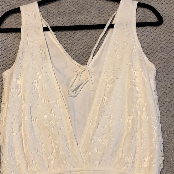 V-neck white lace romper. Only worn once or twice - Picture 4 of 6